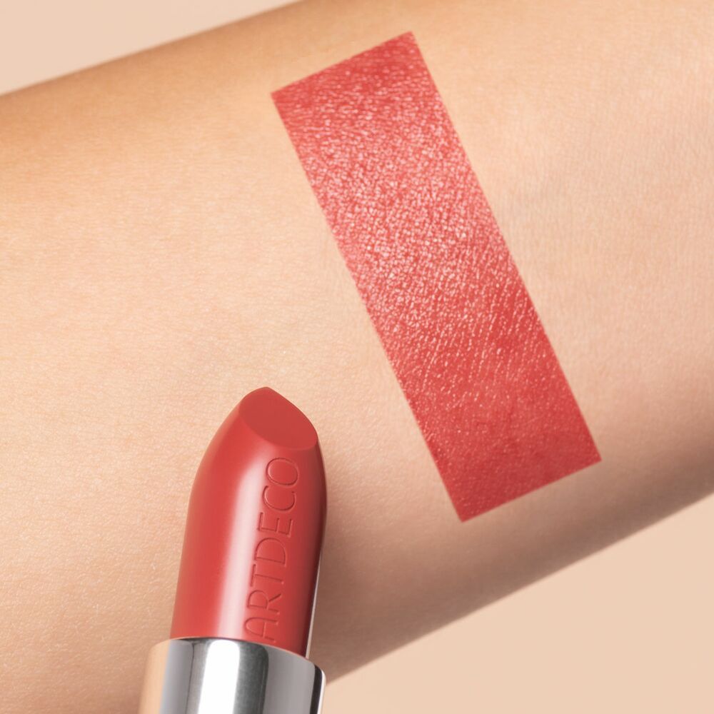 e42af0a1ba9992c8afe9c09f2281584c36b4bf78_12_404_Websize_JPG_12_404_High_Performance_Lipstick_Swatch-image_application_swatch_1675748022_1