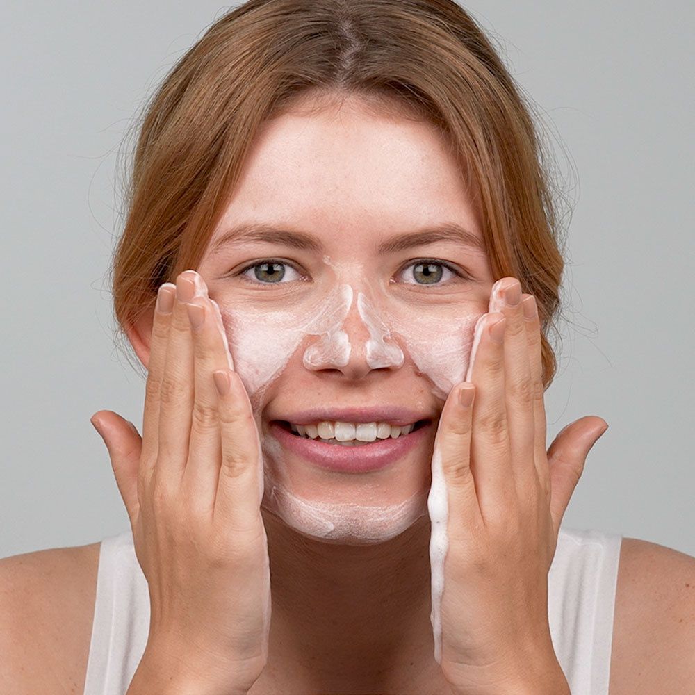 f65a38b2c3f4dc80f5cc1a01192d4a9ff8a2468a_6401_White_Tea_Cleansing_Mousse_Anwendung_2-image_application_person_1645104899_1